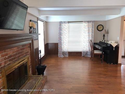 204 E Oak St, Saint Johns, MI 48879 photo 8