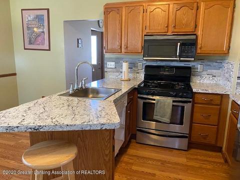 319 N Logan St, Dewitt, MI 48820 photo 6