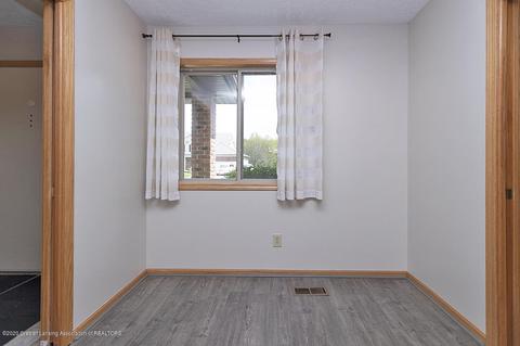 1526 Downing St, Haslett, MI 48840 photo 11