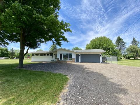 1060 Battle Creek Rd, Charlotte, MI 48813