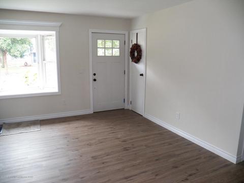 3215 Schultz St, Lansing, MI 48906 photo 2