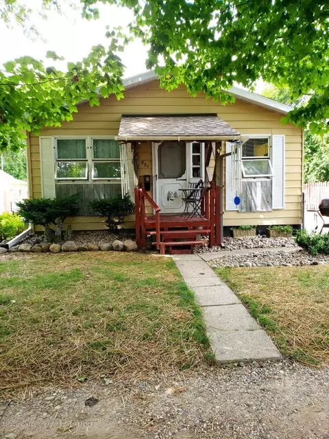 821 N Spring St, Saint Johns, MI 48879 photo 1