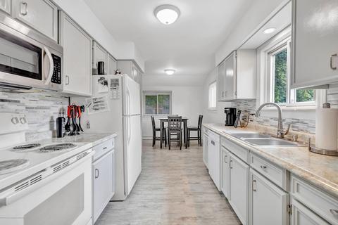 429 Iris Ave, Lansing, MI 48917 photo 12