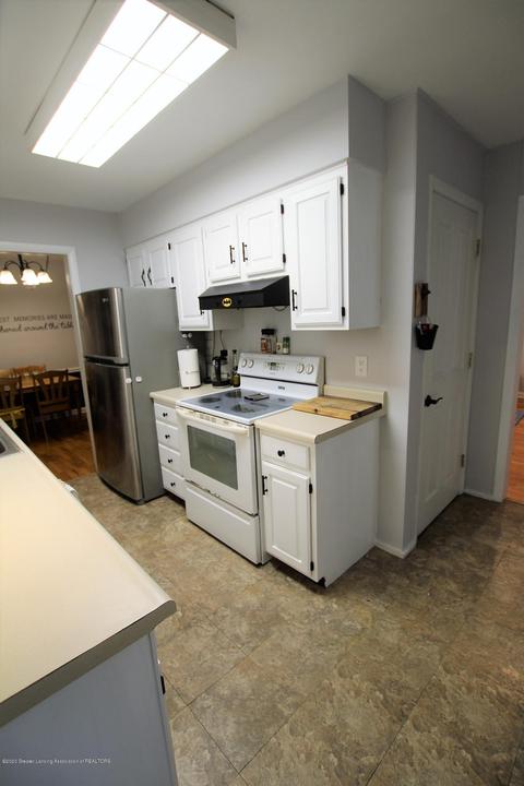 5585 Hallendale Rd, Haslett, MI 48840 photo 12