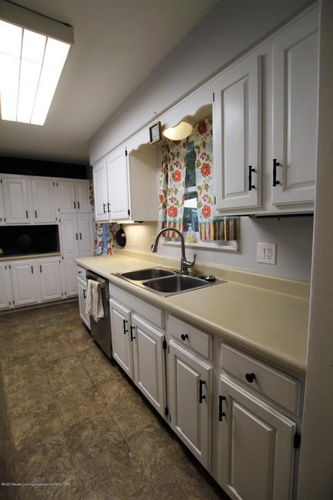 5585 Hallendale Rd, Haslett, MI 48840 photo 11