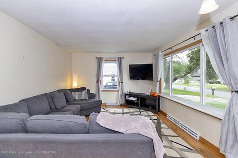 1013 Maycroft Rd, Lansing, MI 48917 photo 4