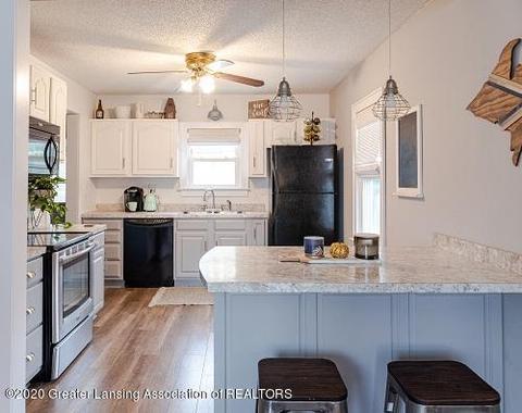 609 E Walker St, Saint Johns, MI 48879 photo 3