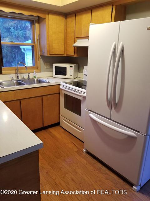 917 Maycroft, Lansing, MI 48917 photo 4