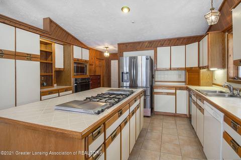 2464 Pine Tree Rd, Holt, MI 48842 photo 9