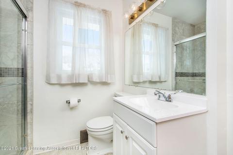 122 E Syringa Dr, Lansing, MI 48910 photo 22