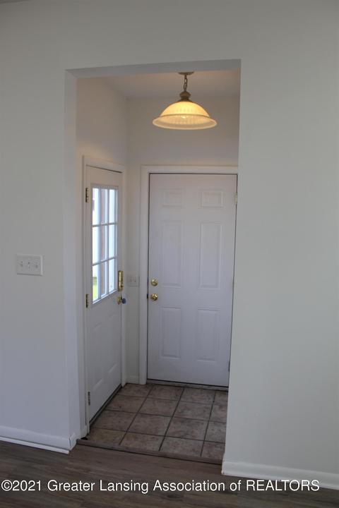 321 Iris Ave, Lansing, MI 48917 photo 2
