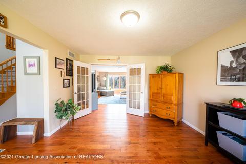 218 Oakwood Dr, Dewitt, MI 48820 photo 4