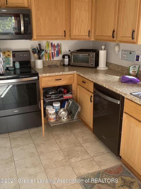 407 Strathmore Rd, Lansing, MI 48910 photo 5