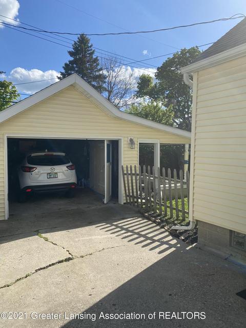 407 Strathmore Rd, Lansing, MI 48910 photo 4