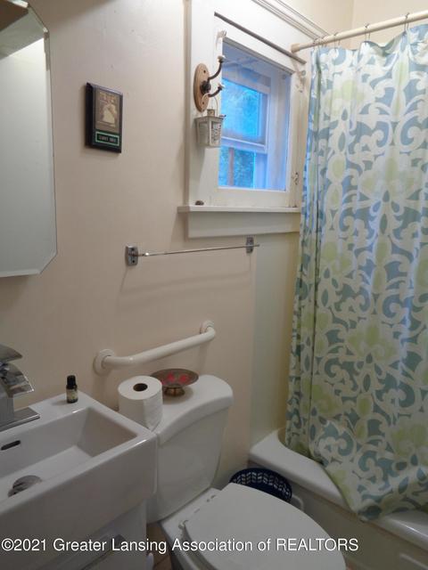 615 Bartlett St, Lansing, MI 48915 photo 9