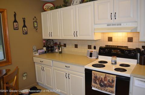 5720 Ridgeway Dr, Haslett, MI 48840 photo 4