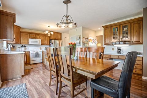 208 Oakwood Dr, Dewitt, MI 48820 photo 9