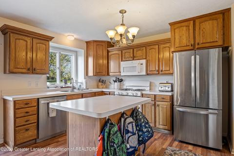 208 Oakwood Dr, Dewitt, MI 48820 photo 5