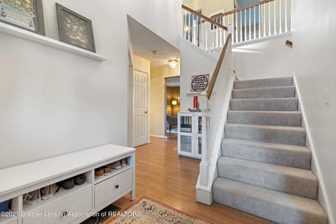 208 Oakwood Dr, Dewitt, MI 48820 photo 2
