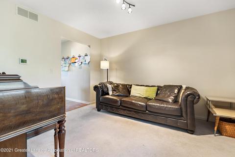 208 Oakwood Dr, Dewitt, MI 48820 photo 4