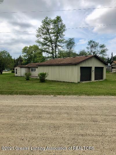 697 Roberts Dr, Harrison, MI 48625 photo 10