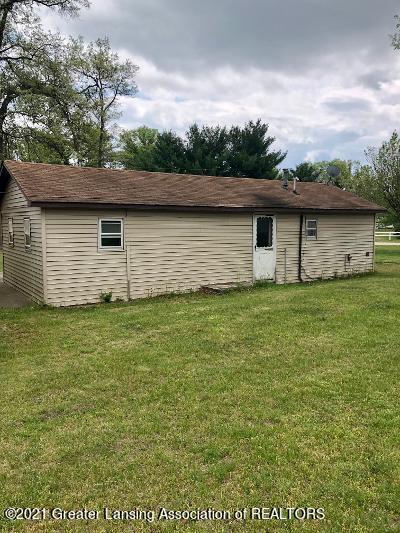 697 Roberts Dr, Harrison, MI 48625 photo 2
