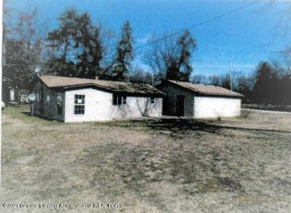 697 Roberts Dr, Harrison, MI 48625 photo 1