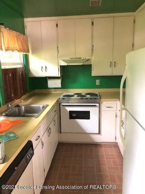 2214 Delta River Dr, Lansing, MI 48906 photo 4