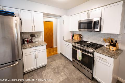 2406 Delta River Dr, Lansing, MI 48906 photo 11