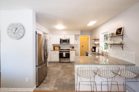 2406 Delta River Dr, Lansing, MI 48906 photo 9