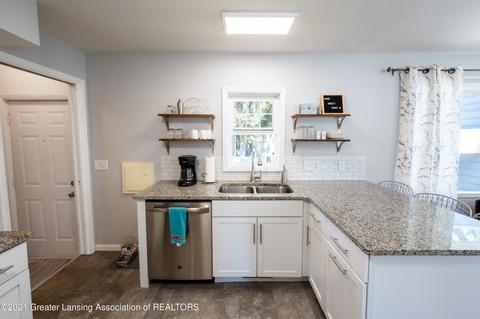 2406 Delta River Dr, Lansing, MI 48906 photo 10