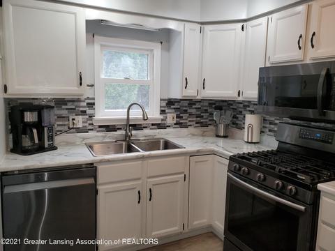 303 W Scott St, Grand Ledge, MI 48837 photo 5
