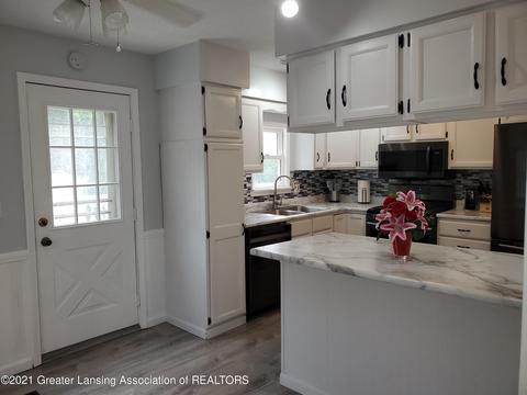 303 W Scott St, Grand Ledge, MI 48837 photo 4