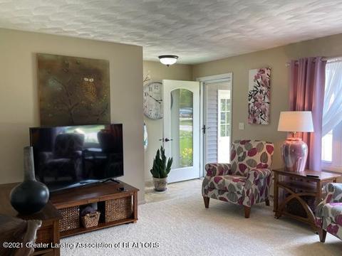 105 E Oak St, Saint Johns, MI 48879 photo 3