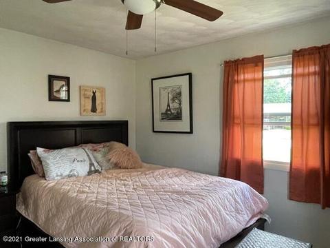 105 E Oak St, Saint Johns, MI 48879 photo 16