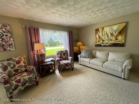 105 E Oak St, Saint Johns, MI 48879 photo 2