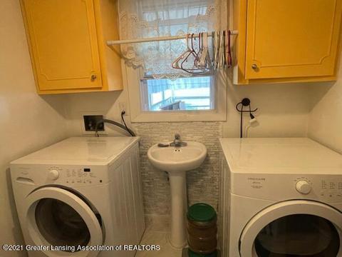105 E Oak St, Saint Johns, MI 48879 photo 7