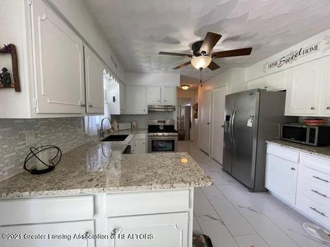 105 E Oak St, Saint Johns, MI 48879 photo 4