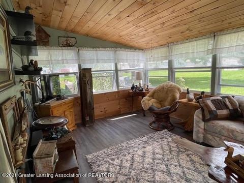 105 E Oak St, Saint Johns, MI 48879 photo 9