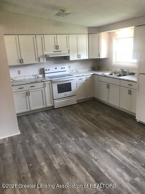 213 Keeney St, Perry, MI 48872 photo 2