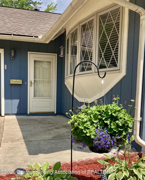 2100 Darby Dr, Lansing, MI 48906 photo 2