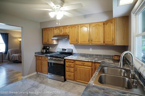 601 E Howe Ave, Lansing, MI 48906 photo 9
