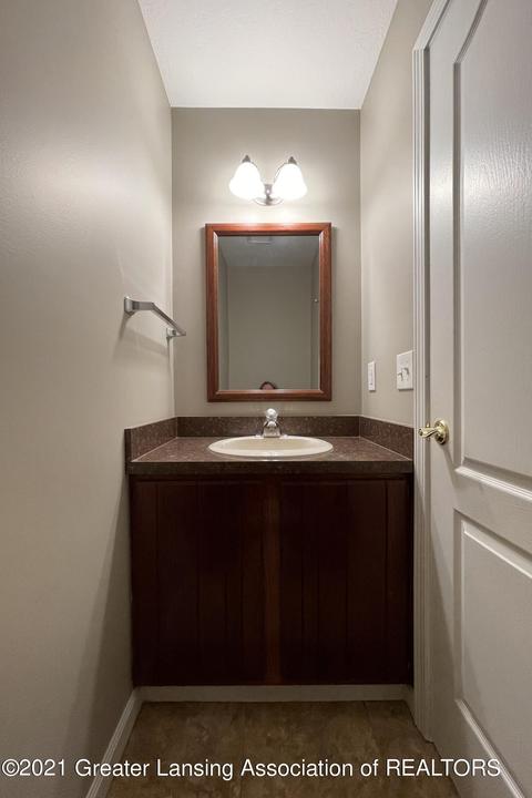 654 Earliglow Ln, Haslett, MI 48840 photo 9