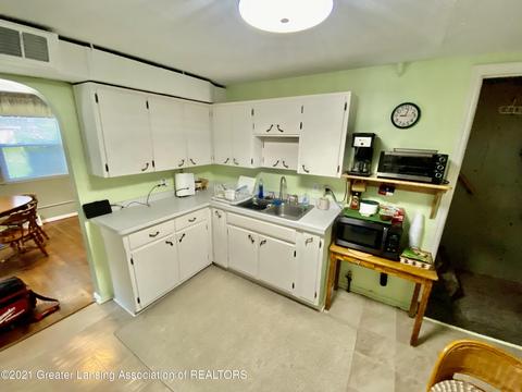 640 E Jolly Rd, Lansing, MI 48910 photo 7