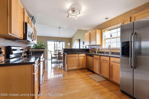 1306 Wickham Dr, Lansing, MI 48906 photo 2