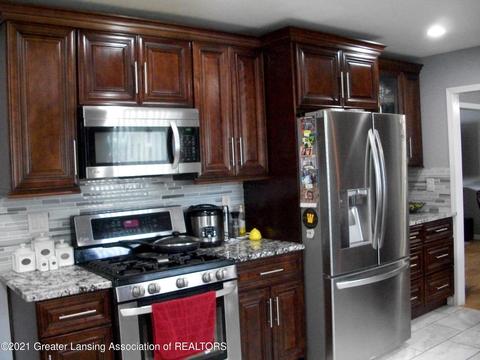 1338 Maycroft Rd, Lansing, MI 48917 photo 9