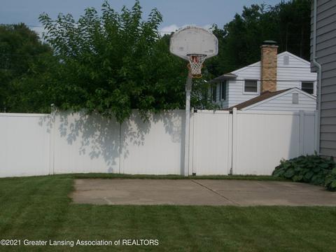 1338 Maycroft Rd, Lansing, MI 48917 photo 4