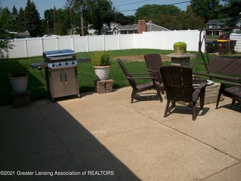 1338 Maycroft Rd, Lansing, MI 48917 photo 6