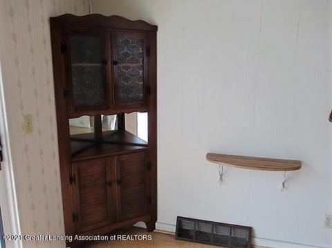 611 Smith Ave, Lansing, MI 48910 photo 4