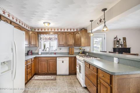 507 E Mcconnell St, Saint Johns, MI 48879 photo 4